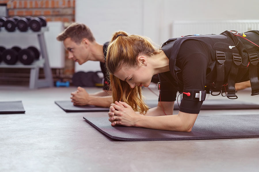 Muž se ženou cvíčící Miha Bodytec.